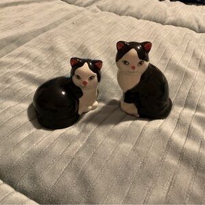 The Good Company Black and White Ceramic Cat Salt N Pepper shakers